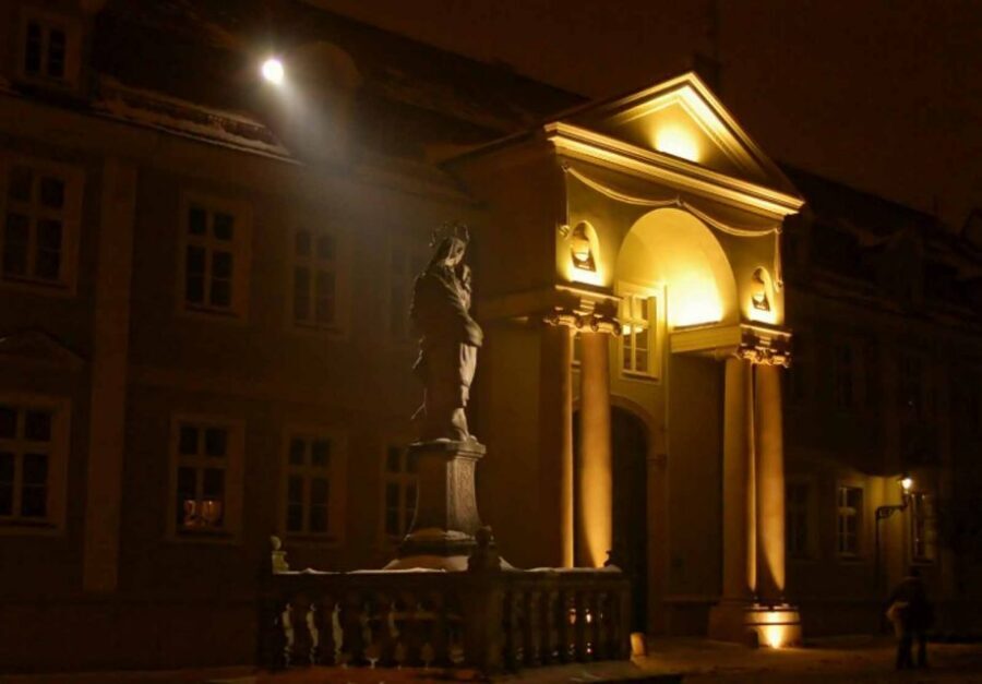 Wroclaw: 2-Hour Mysterious Walking Night Tour - Rynek Square: The Launchpad for Legends and Scandals