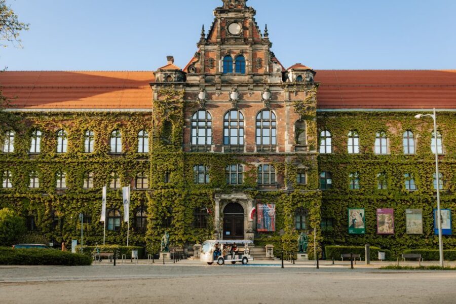 Wroclaw: 2-Hour Private Guided Tour by Electric Car - Comfort and photo stops: the winter-friendly setup