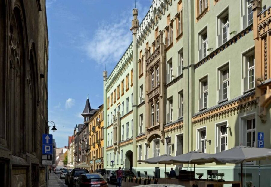 Wrocław: Boat Cruise with licensed guide only for your group - Market Square and Old Town walk: 40 minutes that set up the river views