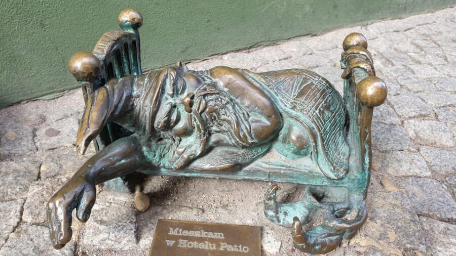 Wrocław: Following the dwarfs'. See the city differently! 2h - University of Wrocław and the Dwarf Swordsman