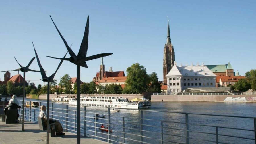 Wrocław: Long City Walk and Luxury Ship Cruise (for groups) - Market Hall, the Promenade, and a Break That Fits the Odra Vibe