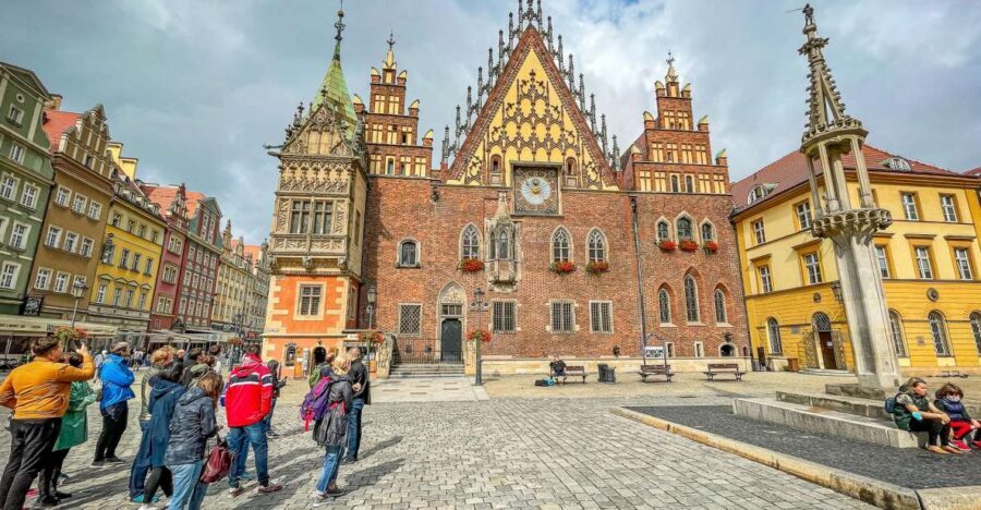 Wrocław: Old Town and Ostrów Tumski Walking Tour in English - Gothic Town Hall in the Rynek: the building that explains civic power