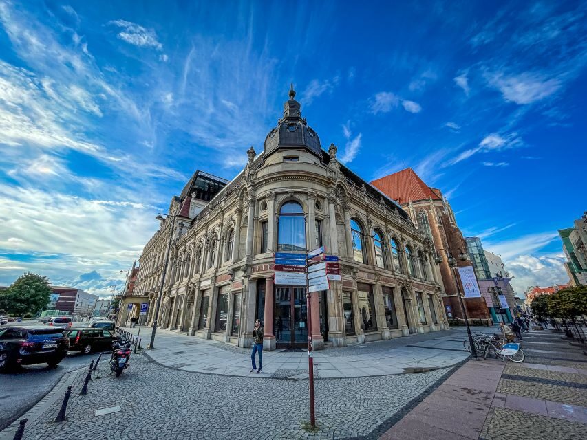 Wrocław: Old Town and Ostrów Tumski Walking Tour in English - Price and value: what $19 really buys you in Wrocław