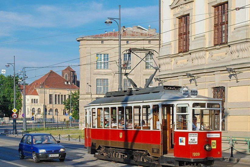 Wroclaw: Private Tour by smal Historic Tram 1,5h 13-16 seats - The bridges and the return: seeing how Wrocław connects itself