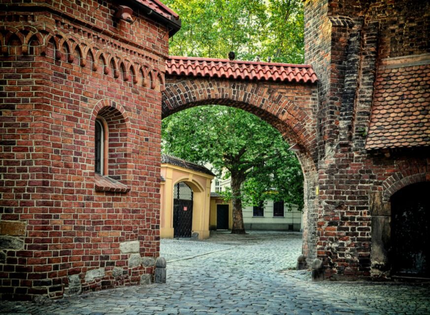 Wroclaw: Secrets of Wroclaw Walking Tour (2 hours) - Market Square legends: St. Elizabeth’s altar houses, a globe, and an old tunnel